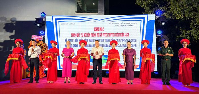 Các đại biểu thực hiện nghi thức cắt băng khai mạc chương trình.