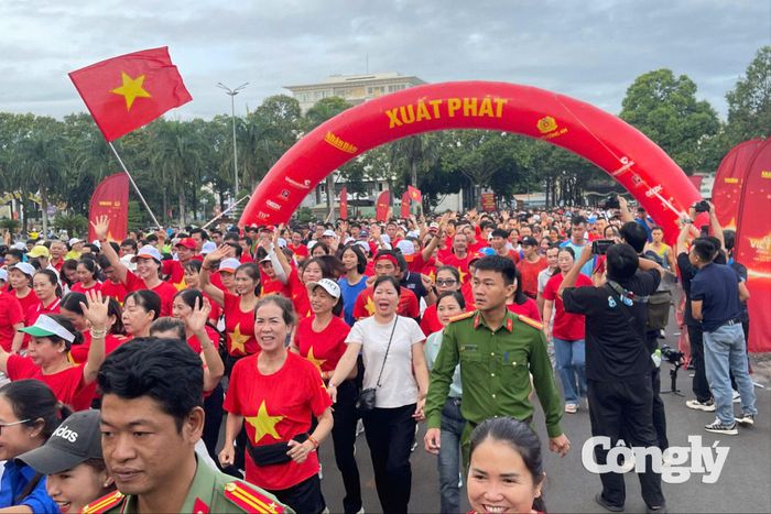 Các cơ quan chức năng, người dân tham gia đi bộ trong chương trình "Cùng Việt Nam tiến bước" năm 2025 tại Đắk Lắk.