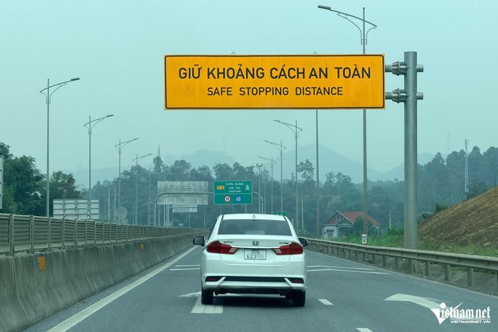 Trên các tuyến cao tốc hiện nay đang sử dụng vạch kẻ và biển báo để giúp tài xế căn khoảng cách. Ảnh: Đình Hiếu