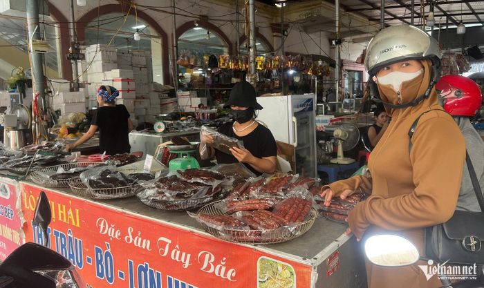 Chợ trung tâm 1 bán nhiều đặc sản Tây Bắc, trong đó có thịt trâu sấy. Ảnh: Thái Dương
