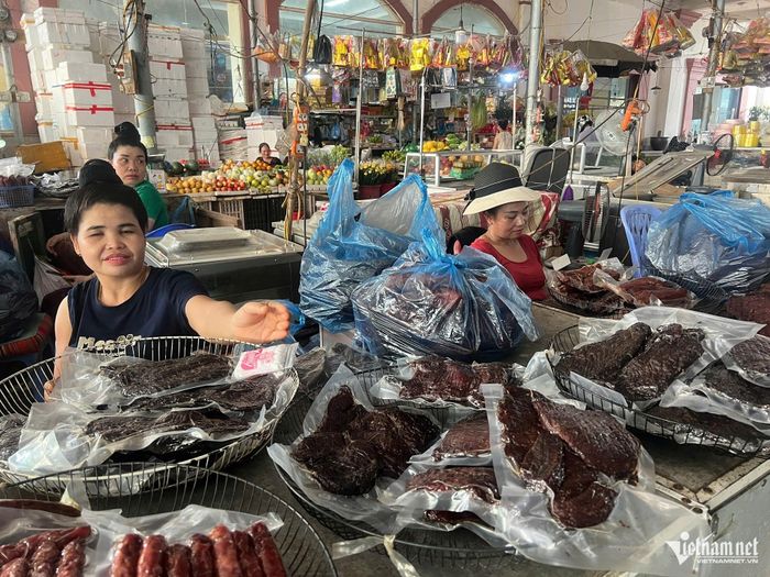 Bà Lò Thị Nguyên bên những sản phẩm truyền thống của gia đình. Ảnh: Thái Dương