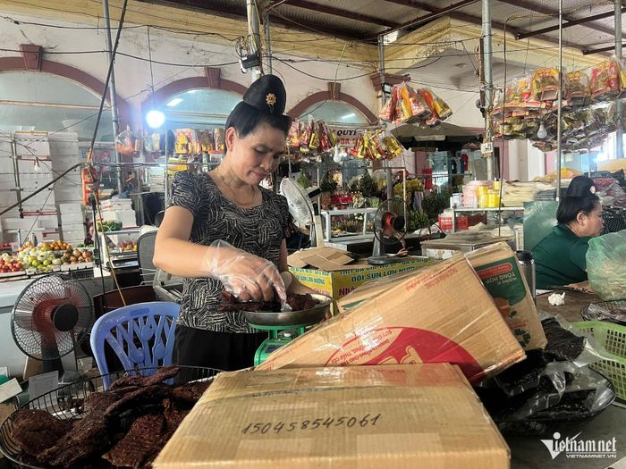 Chị Lò Thị Duyên đang chuẩn bị đóng gói cho khách mua. Ảnh: Thái Dương