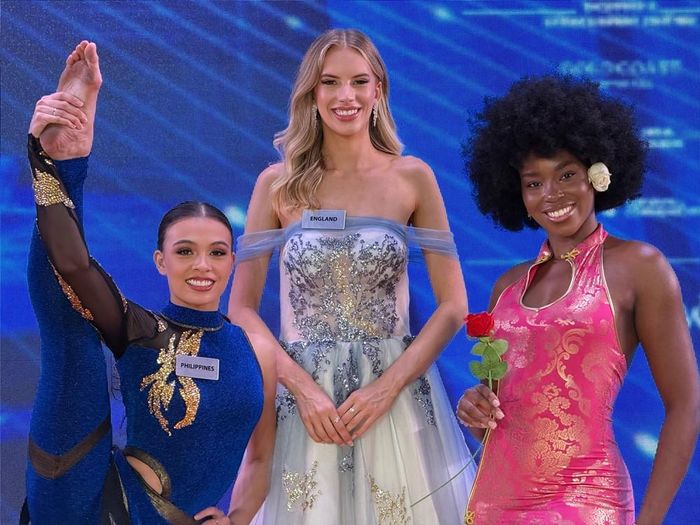 Asia Rose Simpson (trái) đứng vị trí thứ 3 trong phần thi tài năng sau Hoa hậu Anh (giữa) và Hoa hậu Guadeloupe (phải).