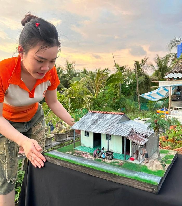 Hiện, vợ chồng anh thường xuyên nhận phục dựng nhà bằng phiên bản thu nhỏ cho người cần