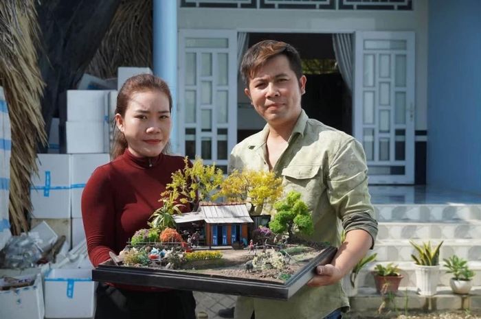 Hiện, vợ chồng anh mở xưởng chế tác mô hình nhà miền Tây tại nhà ở tỉnh Cà Mau