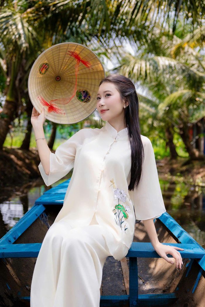 Du khách chọn trang phục nổi bật để có những bức hình đẹp ở "miền Tây thu nhỏ" giữa Quảng Yên. Ảnh: Hoàng Nguyễn/Đầm sen Quảng Yên