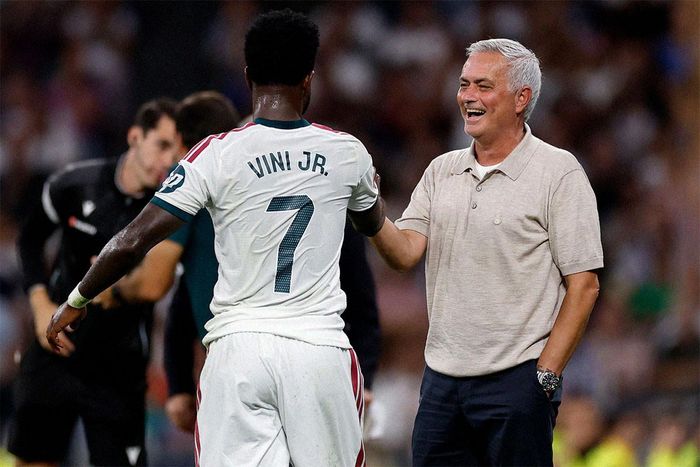Mourinho nở nụ cười ngày trở lại Bernabeu. Ảnh: RMCF
