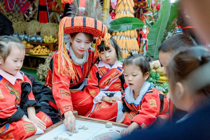 Trong 9 năm (2017 - 2026) có 14.981 HS các dân tộc rất ít người hoàn thành chương trình mầm non, trong đó có 5.742 em được tuyển thẳng vào lớp 1 các trường PTDTBT. (Trong ảnh: HS mầm non dân tộc Pà Thẻn - Ảnh: Vũ Mừng)