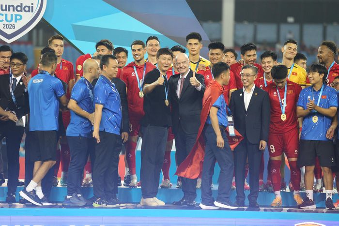 HLV sinh năm 1976 tạo dáng cùng Chủ tịch FIFA Gianni Infantino.