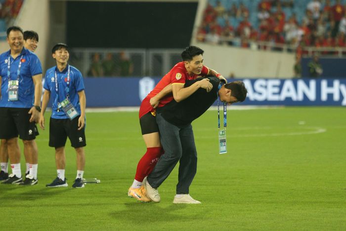 Ông Kim khiến tất cả bất ngờ khi cõng Đình Bắc lên nhận giải.