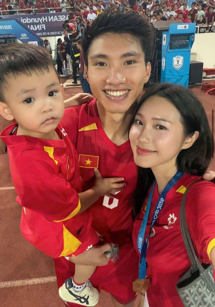 Gia đình nhỏ của Đoàn Văn Hậu hạnh phúc tận hưởng chiến thắng.
