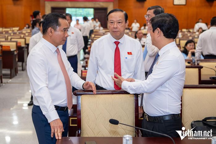 Chủ tịch UBND TPHCM Nguyễn Văn Được (bìa trái) và đại biểu dự kỳ họp HĐND TPHCM sáng 27/8. Ảnh: Tuấn Hùng