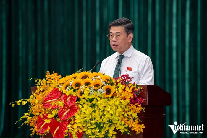 Phó Chủ tịch UBND TPHCM Nguyễn Công Vinh trình các dự thảo tại kỳ họp HĐND lần thứ 4. Ảnh: Tuấn Hùng