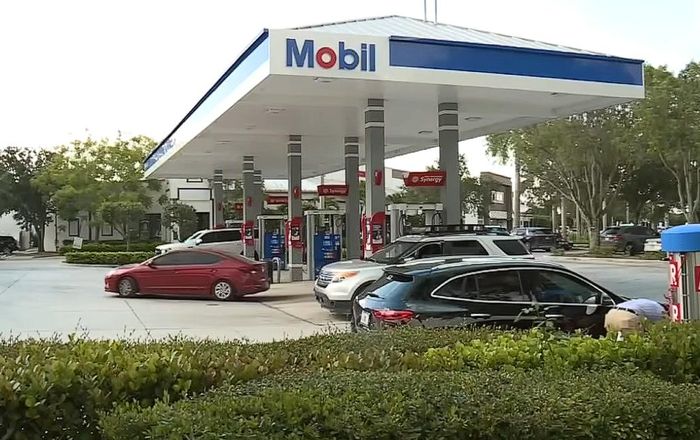 Trạm xăng Mobil ở Westlake tại giao lộ Persimmon Boulevard và Seminole Pratt Road, Westlake.