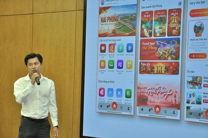 Kỹ thuật viên giới thiệu những tính năng của ứng dụng Smart Hải Phòng phiên bản mới