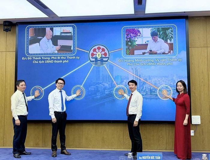 Các đại biểu thực hiện nghi thức bấm nút ra mắt phiên bản mới ứng dụng Smart Hải Phòng
