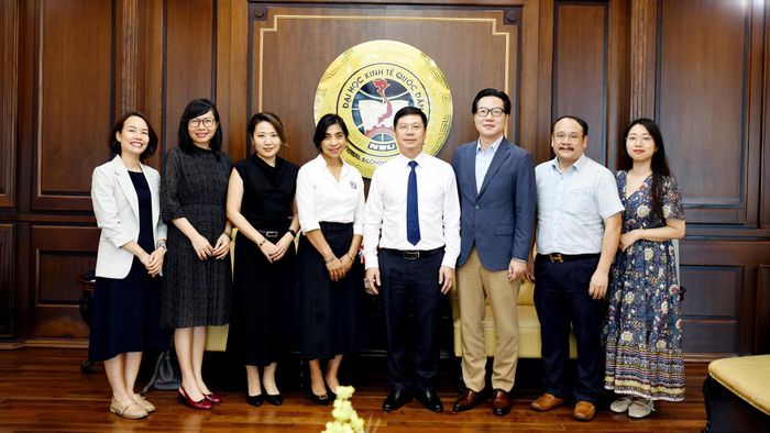 Lãnh đạo hai đơn vị trao quà và chụp ảnh lưu niệm
