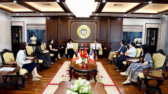 Quang cảnh buổi làm việc