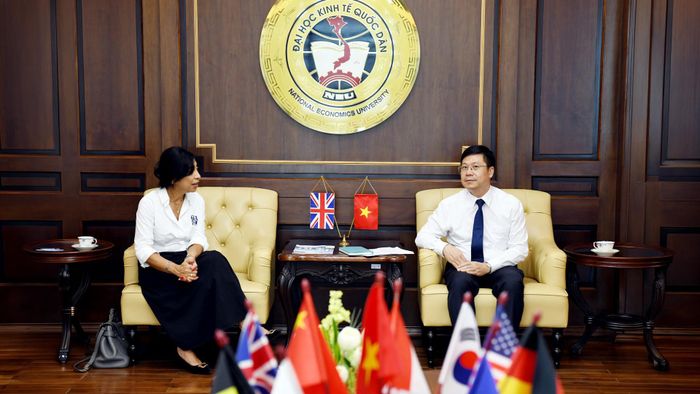 GS.TS Nguyễn Hữu Ánh - Phó Giám đốc Đại học Kinh tế Quốc dân cùng đại diện ICAEW trao đổi tại buổi làm việc