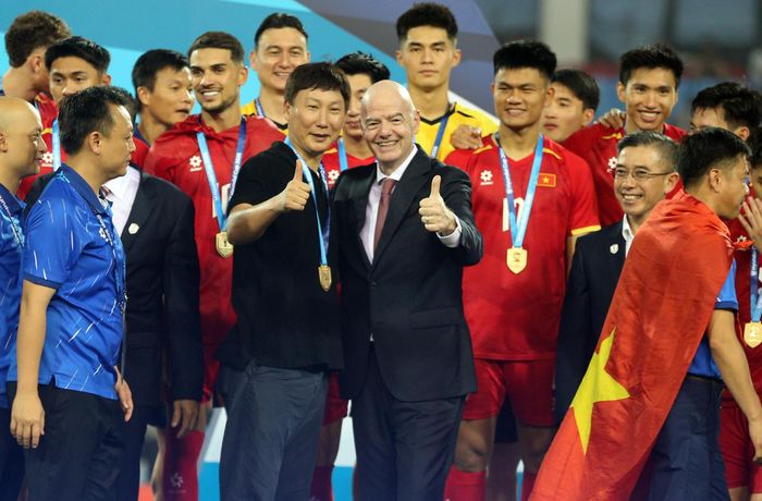 Chủ tịch FIFA Gianni Infantino chúc mừng tuyển Việt Nam vô địch. Ảnh: S.N