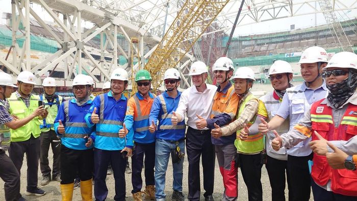 Chủ tịch FIFA Gianni Infantino thăm và không khỏi ấn tượng với công trình SVĐ 60.000 chỗ ngồi đang xây dựng tại PVF. Ảnh: VFF