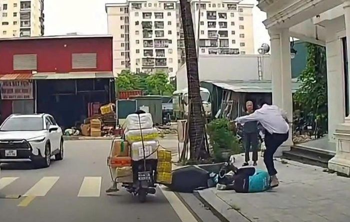 Lê Xuân Việt đã có hành vi hành hung tài xế xe ôm công nghệ. Ảnh cắt từ clip