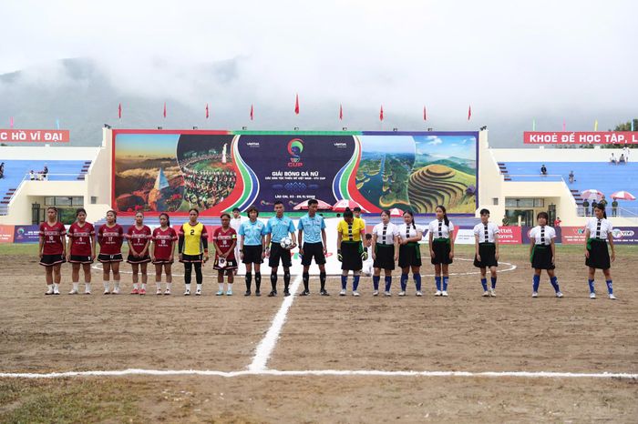 Giải bóng đá nữ các dân tộc thiểu số Việt Nam - VTV Cup 2026, đang diễn ra vô cùng hấp dẫn tại SVĐ phường Nghĩa Lộ, tỉnh Lào Cai. Trong lần đầu được tổ chức, giải quy tụ 12 đội bóng đến từ 9 địa phương trên cả nước.