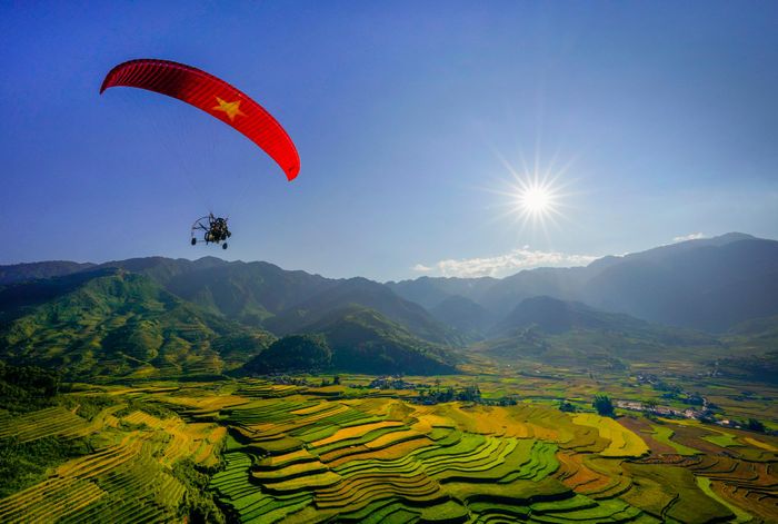 Bay dù lượn ngắm mùa vàng là trải nghiệm được nhiều người yêu thích. Ảnh: Mebayluon Paragliding