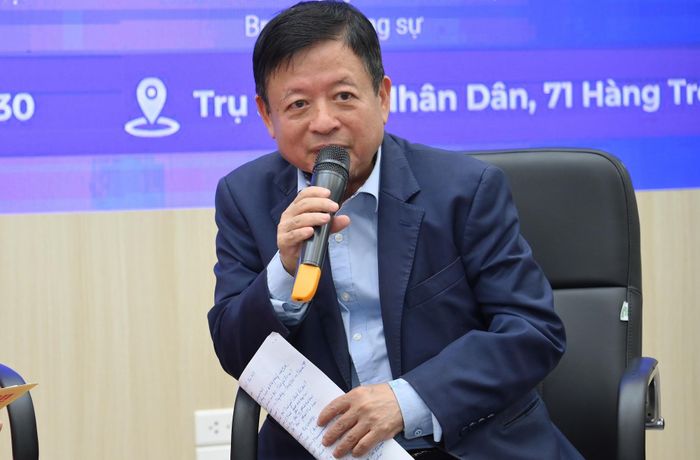 Nhạc sĩ Đỗ Hồng Quân phát biểu tại hội thảo.