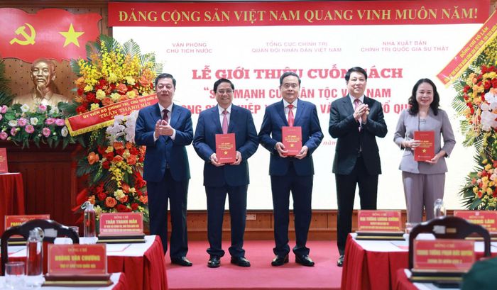 Ban tổ chức tặng sách cho: Ông Trần Thanh Mẫn - Chủ tịch Quốc hội, ông Phạm Minh Chính - nguyên Thủ tướng Chính phủ, bà Võ Thị Ánh Xuân - Phó Chủ tịch nước.
