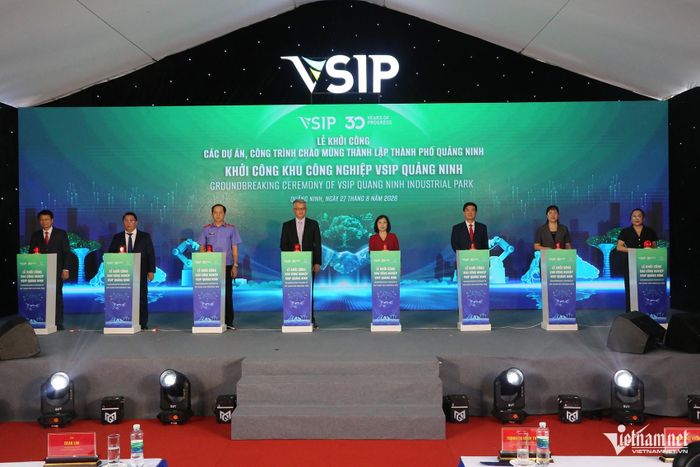 Bà Trịnh Thị Minh Thanh, Chủ tịch HĐND tỉnh Quảng Ninh (áo đỏ) cùng các lãnh đạo sở, ngành ấm nút khánh thành dự án. Ảnh: Phạm Công