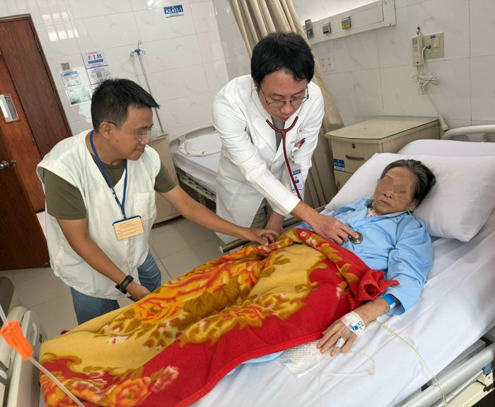 Ông L. 54 tuổi, gác bỏ sự nghiệp là kỹ sư điện tử cho một công ty nước ngoài, toàn tâm toàn ý chăm nom mẹ bị suy tim. Ảnh: Thanh Huyền