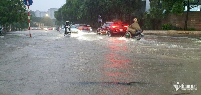 Một đoạn đường Dương Đình Nghệ (phường Cầu Giấy) bị ngập sâu hơn 20cm.
