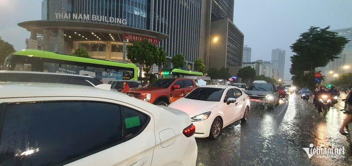 Dòng xe di chuyển chậm trên đường Dương Đình Nghệ.