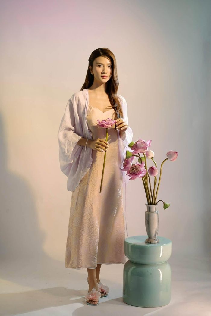 Trong khi đó, NSƯT Kim Tuyến đẹp nhẹ nhàng, đắm thắm.
