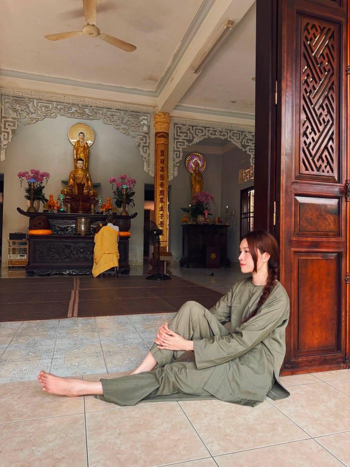 MC Thanh Thanh Huyền lên chùa mùa Vu Lan.