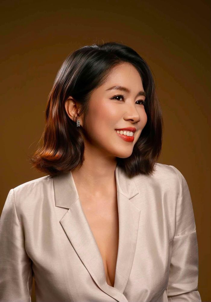 Diễn viên Lê Phương đăng ảnh và viết: ''Cảm thấy quá may mắn vì đã đủ sức khoẻ để làm việc! Dưỡng sức để tiếp tục chinh phục những điều ước ao!''.
