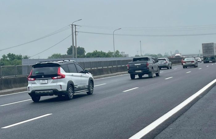 Giữ khoảng cách an toàn giúp tài xế có đủ thời gian xử lý khi xe phía trước phanh gấp. Ảnh: QT.