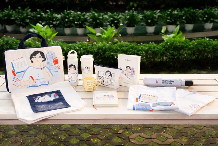 9 vật phẩm với nét chữ viết tay và dáng vẻ quen thuộc của nữ giáo sư