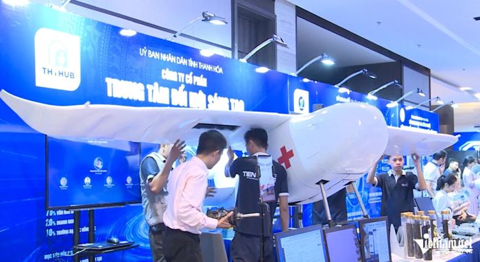 Các kỹ thuật đang lắp đặt sản phẩm UAV. Ảnh: Lê Dương