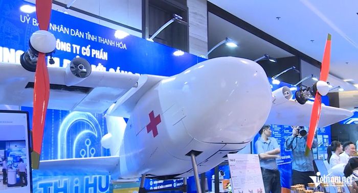 Sản phẩm UAV tải trọng tới 100kg, tầm bay thẳng tối đa 250km thu hút sự quan tâm của lãnh đạo tỉnh và nhiều doanh nghiệp. Ảnh: Lê Dương