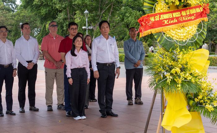 Đại sứ Mỹ tại Việt Nam Jennifer Wicks thăm di tích Thành cổ Quảng Trị. Ảnh: ĐSQ Mỹ