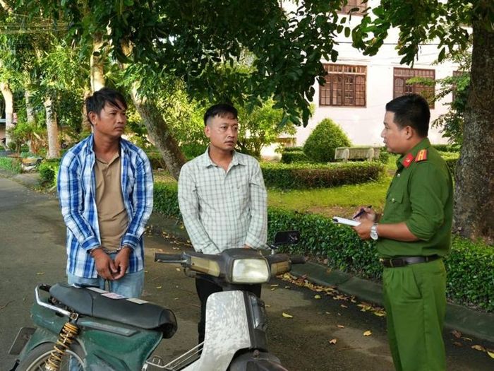 Hai đối tượng thực hiện hành vi "cướp giật tài sản" bị Công an phường Vị Tân kịp thời bắt giữ. (Ảnh:CA)