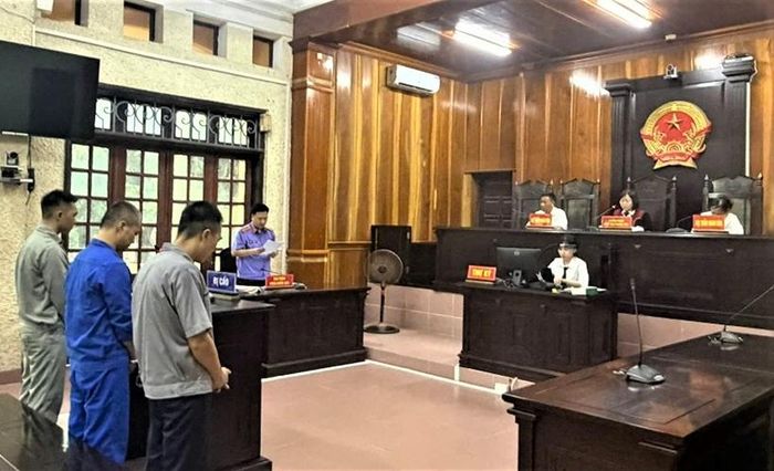 Kiểm sát viên công bố cáo trạng tại phiên tòa.