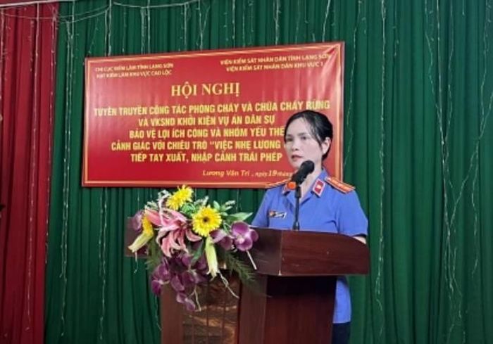   Đồng chí Trần Thị Hồng,  Phó Viện trưởng phát biểu tại khối Đoàn Kết, phường Lương Văn Tri.