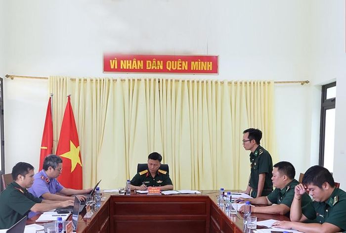  Đại diện lãnh đạo Đồn biên phòng báo cáo Đoàn công tác.