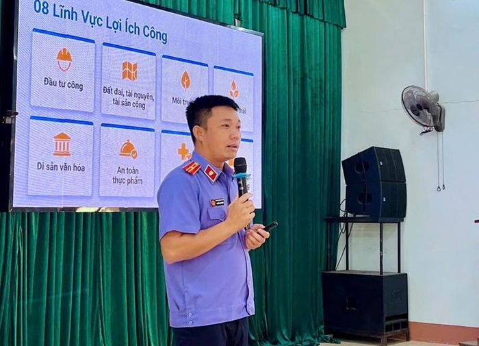   Báo cáo viên giới thiệu một số nội dung trọng tâm của Nghị quyết số 205 của Quốc hội.