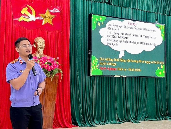  Kiểm sát viên tuyên truyền, vận động người dân chung tay bảo vệ động vật hoang dã.