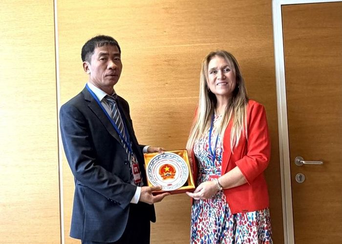  Đồng chí Nguyễn Duy Giảng, Phó Viện trưởng VKSND tối cao với bà Claudia Ortega, Cố vấn cao cấp về chống tham nhũng, Viện công tố tối cao Chi-lê.