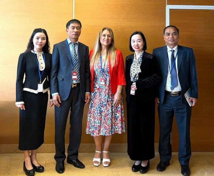  Đoàn đại biểu VKSND tối cao Việt Nam chụp ảnh lưu niệm với bà Claudia Ortega, Cố vấn cao cấp về chống tham nhũng, Viện công tố tối cao Chi-lê.